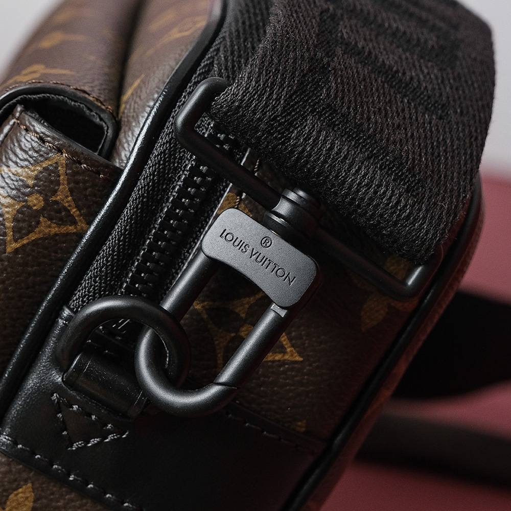 Ellebag Factory’s Replication Techniques for Louis Vuitton M45806 S Lock Messenger Bag-Najlepsza jakość fałszywych torebek Louis Vuitton Sklep internetowy, projektant repliki torebki ru