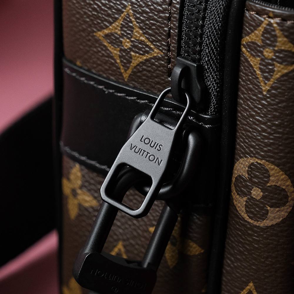 Ellebag Factory’s Replication Techniques for Louis Vuitton M45806 S Lock Messenger Bag-Nejkvalitnější falešná taška Louis Vuitton Online Store, Replica designer bag ru