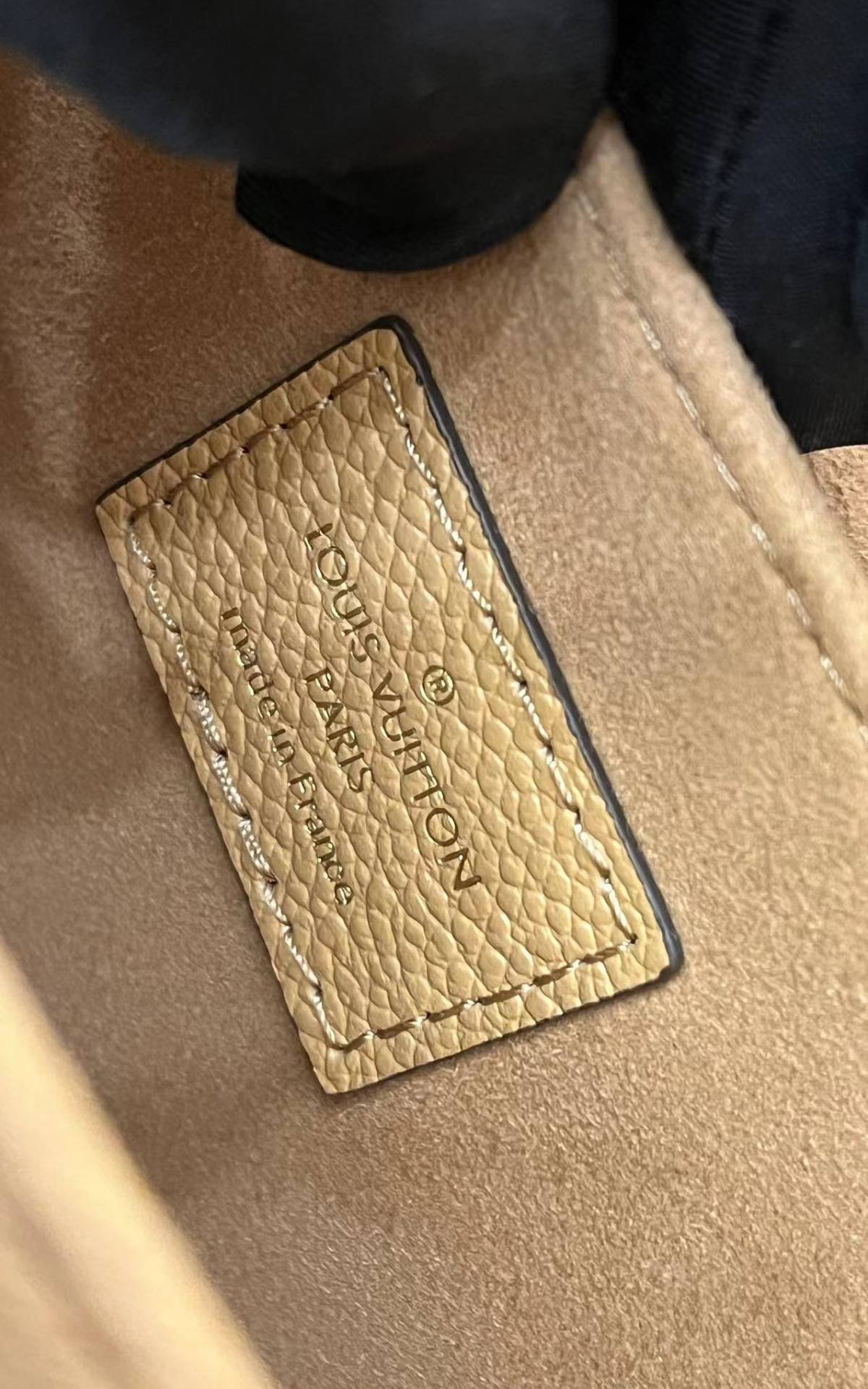 Ellebag Factory’s Replication Techniques for Louis Vuitton M45809 Pochette Métis in Apricot Leather-Meilleure qualité de faux sac Louis Vuitton en ligne, réplique de sac de créateur ru