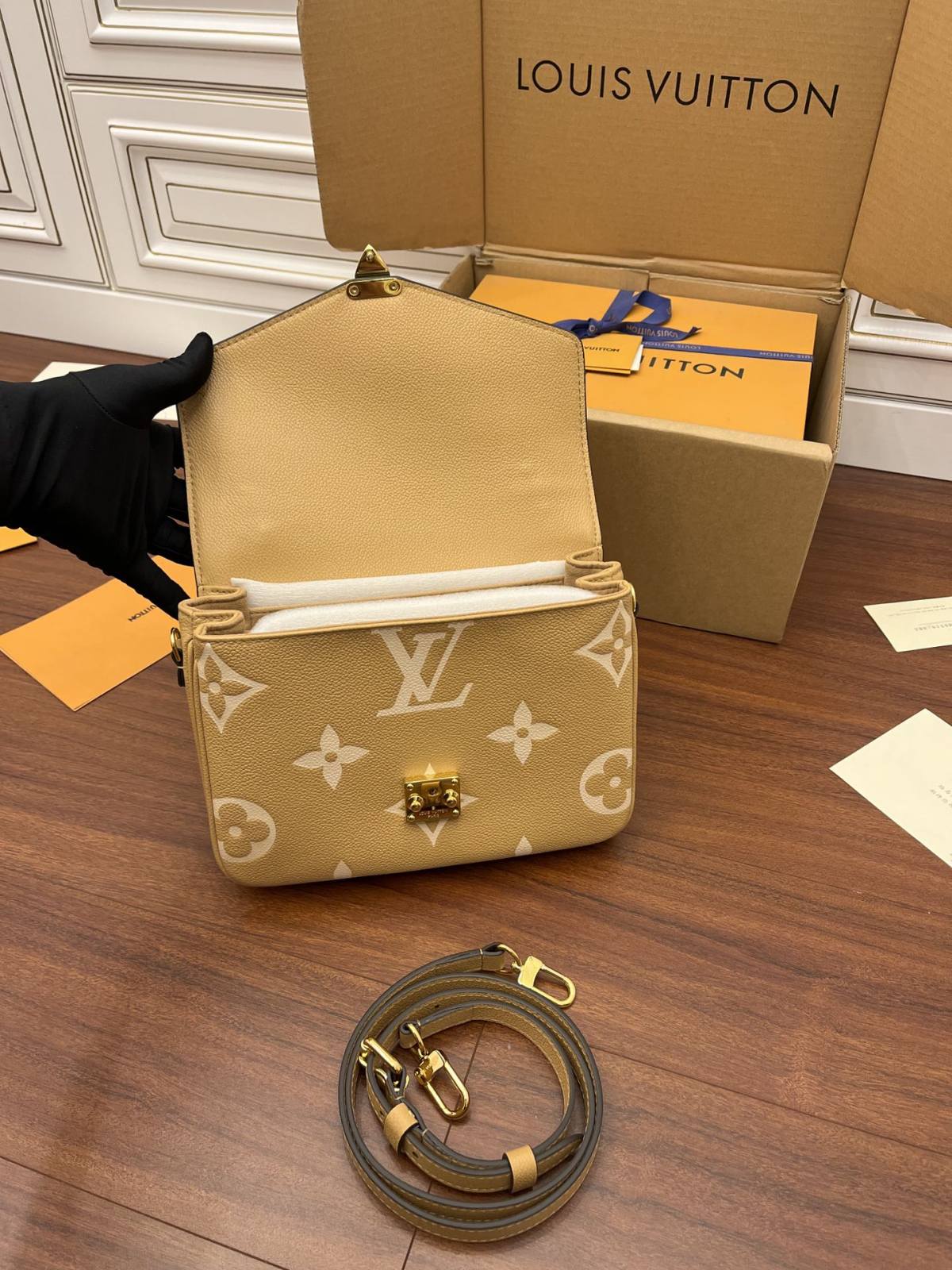 Ellebag Factory’s Replication Techniques for Louis Vuitton M45809 Pochette Métis in Apricot Leather-Інтэрнэт-крама падробленай сумкі Louis Vuitton лепшай якасці, рэплікі дызайнерскай сумкі ru