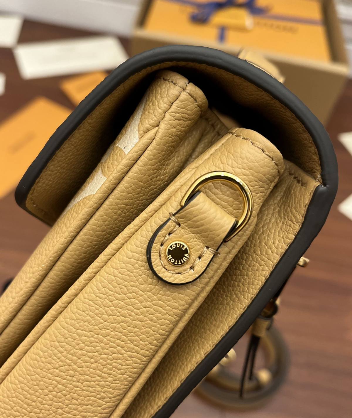 Ellebag Factory’s Replication Techniques for Louis Vuitton M45809 Pochette Métis in Apricot Leather-Інтэрнэт-крама падробленай сумкі Louis Vuitton лепшай якасці, рэплікі дызайнерскай сумкі ru