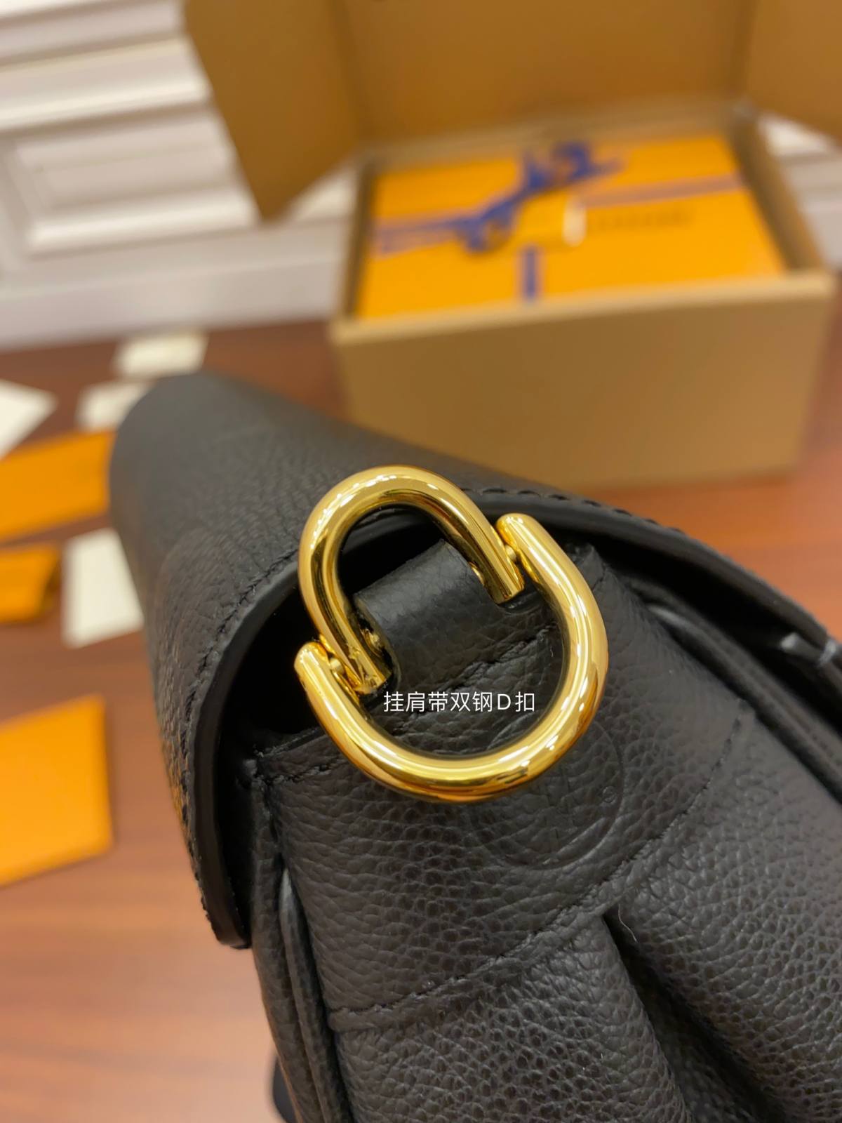 Ellebag Factory’s Replication Techniques for Louis Vuitton M45813 Black Embossed Favorite Handbag-Umgangatho ogqwesileyo woMgangatho weFake weLouis Vuitton kwiVenkile ye-Intanethi, ibhegi yomyili weReplica ru