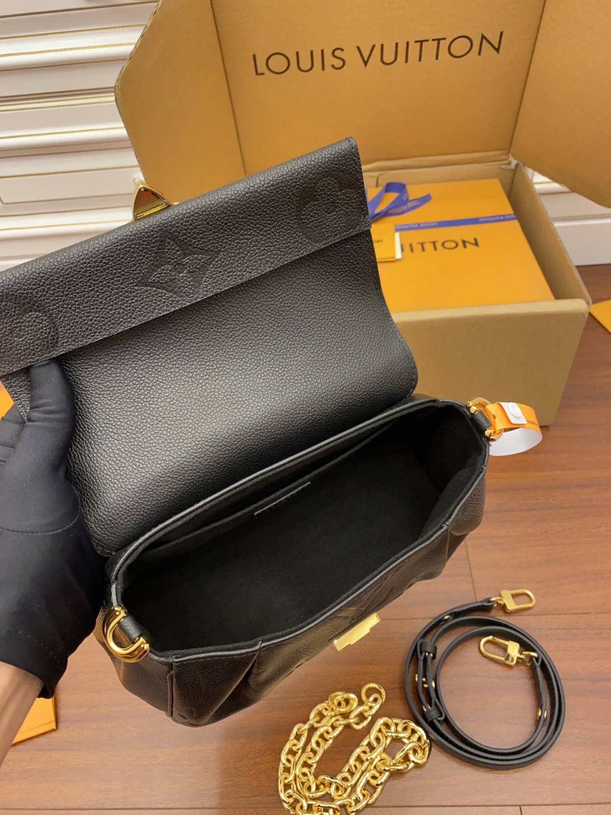 Ellebag Factory’s Replication Techniques for Louis Vuitton M45813 Black Embossed Favorite Handbag-Meilleure qualité de faux sac Louis Vuitton en ligne, réplique de sac de créateur ru