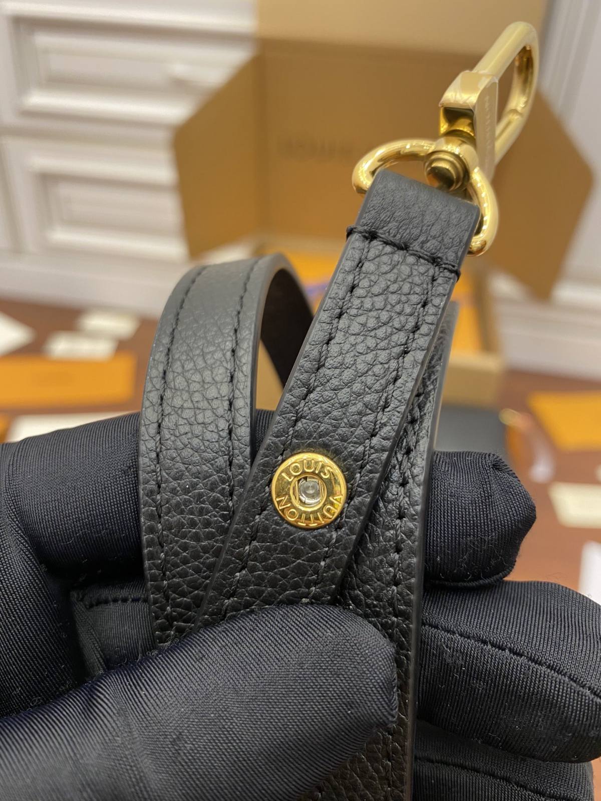 Ellebag Factory’s Replication Techniques for Louis Vuitton M45813 Black Embossed Favorite Handbag-Meilleure qualité de faux sac Louis Vuitton en ligne, réplique de sac de créateur ru