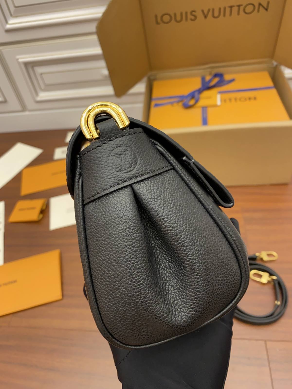 Ellebag Factory’s Replication Techniques for Louis Vuitton M45813 Black Embossed Favorite Handbag-Labing Maayo nga Kalidad nga Peke nga Louis Vuitton Bag Online Store, Replica designer bag ru