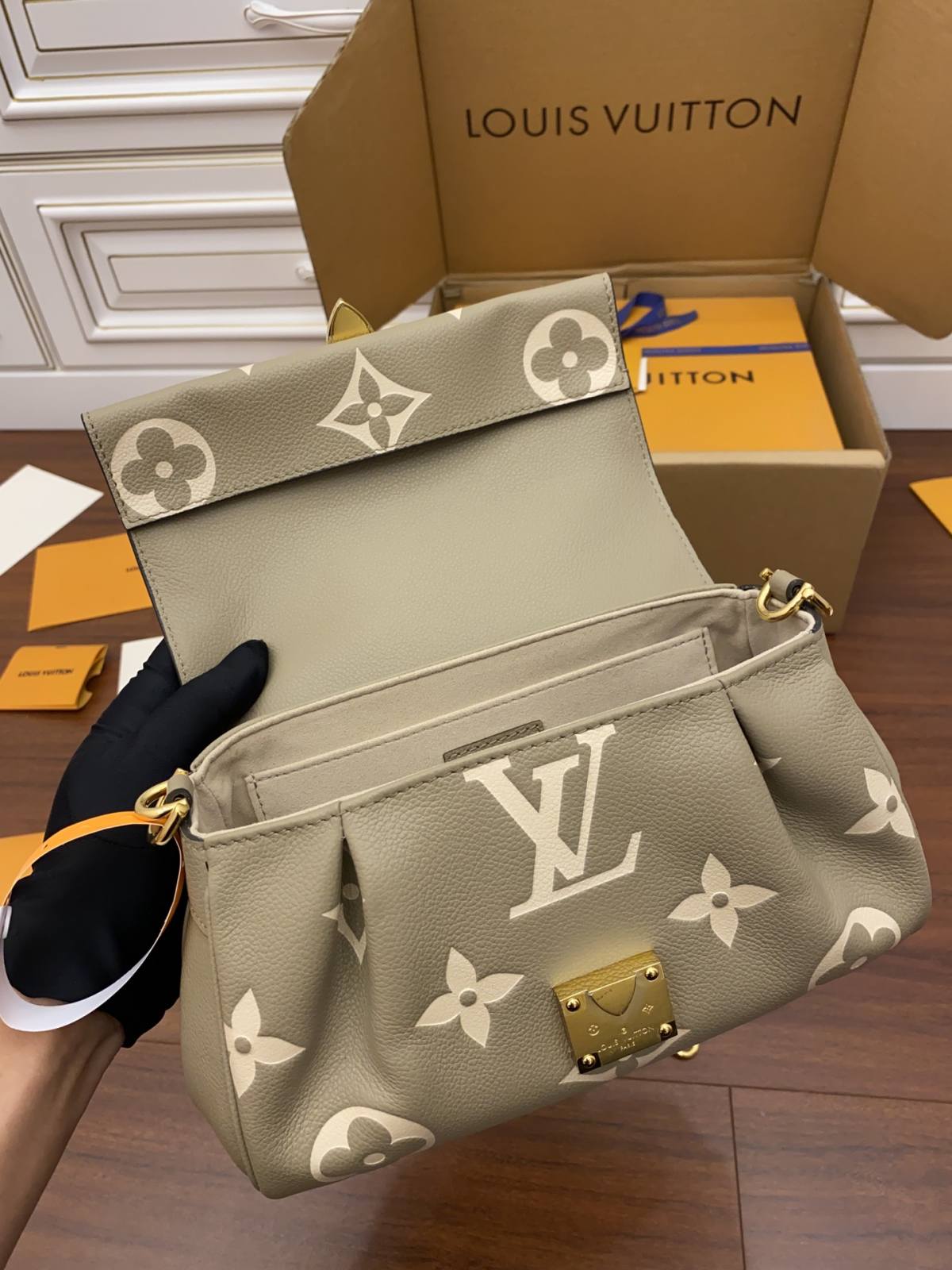 Ellebag Factory’s Replication Techniques for Louis Vuitton M45836 Elephant Grey Embossed FAVORITE Handbag-Online obchod s falošnou taškou Louis Vuitton najvyššej kvality, replika značkovej tašky ru