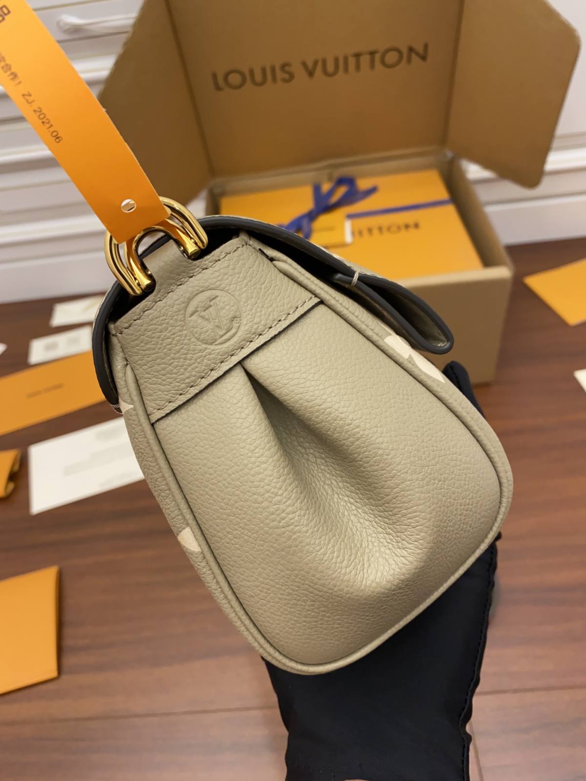 Ellebag Factory’s Replication Techniques for Louis Vuitton M45836 Elephant Grey Embossed FAVORITE Handbag-Best Quality Fake Louis Vuitton Bag Online Store, Replica designer bag ru