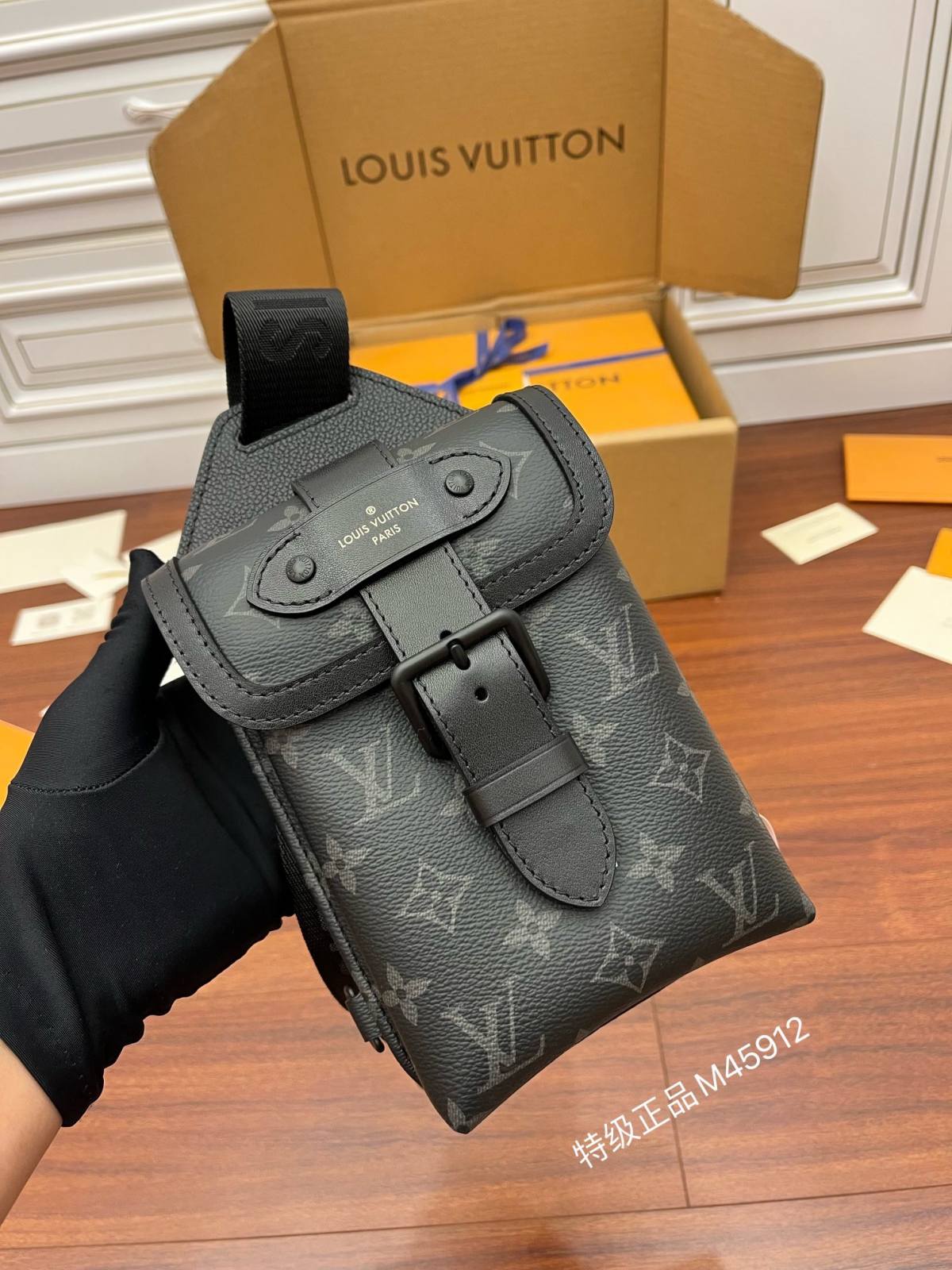 Ellebag Factory’s Replication Techniques for Louis Vuitton SAUMUR Shoulder Bag (M45912) – Monogram Eclipse Black-Καλύτερης ποιότητας Fake Louis Vuitton Ηλεκτρονικό κατάστημα, Replica designer bag ru