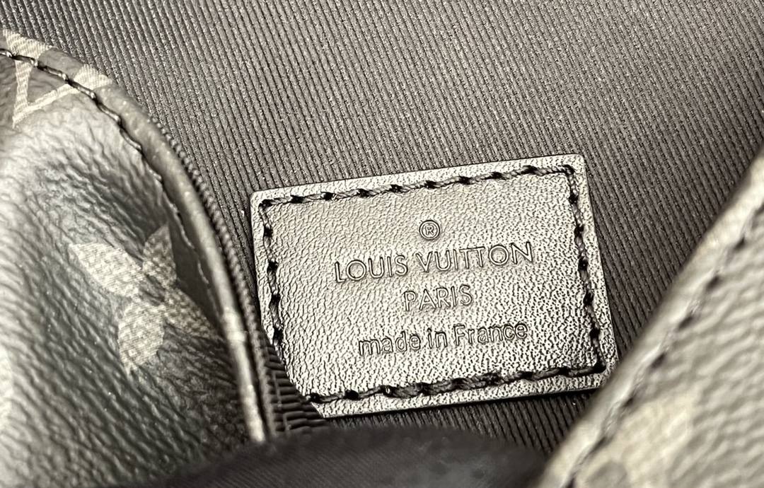 Ellebag Factory’s Replication Techniques for Louis Vuitton SAUMUR Shoulder Bag (M45912) – Monogram Eclipse Black-Paras laatu väärennetty Louis Vuitton laukku verkkokauppa, replika suunnittelija laukku ru