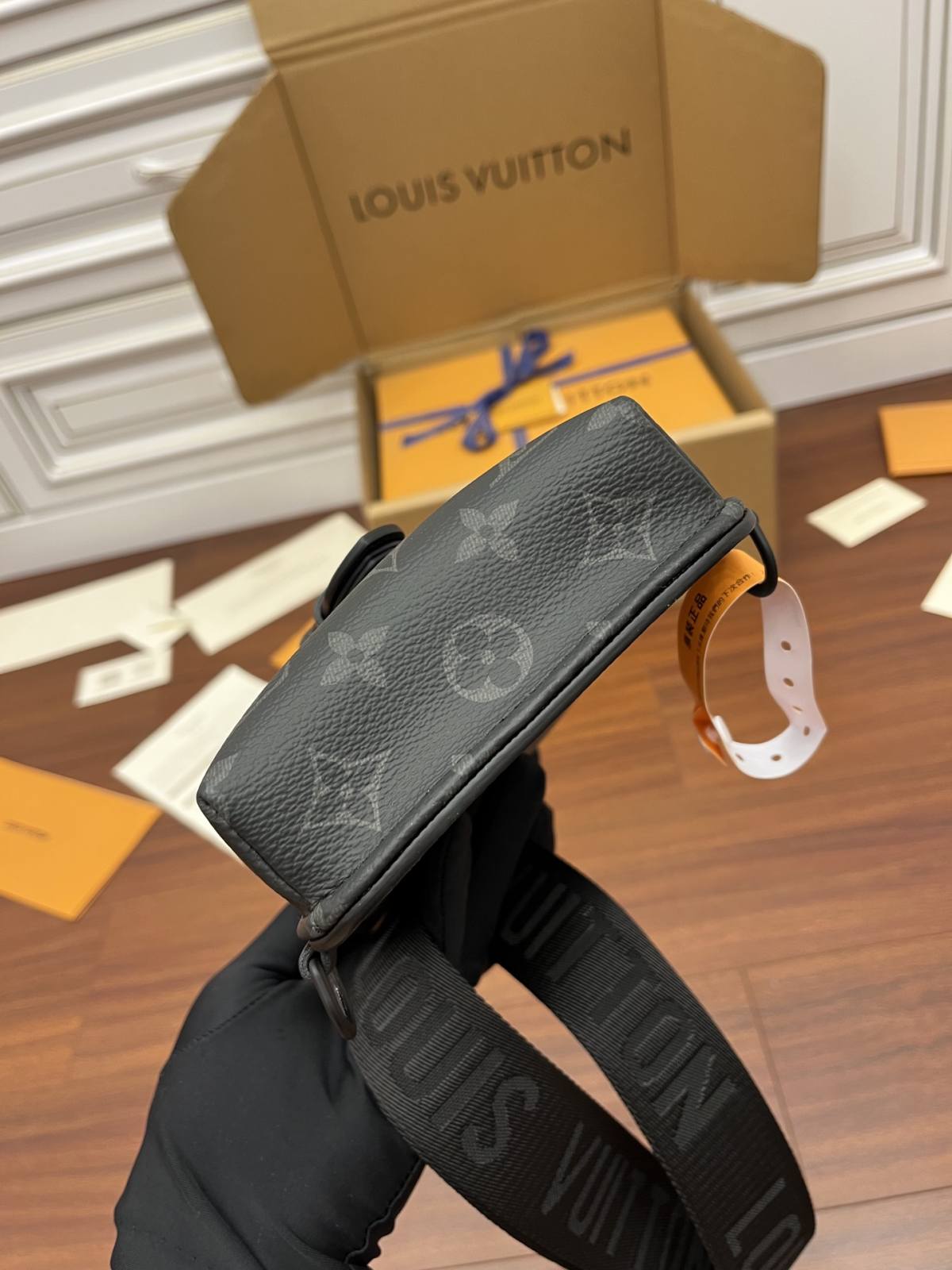 Ellebag Factory’s Replication Techniques for Louis Vuitton SAUMUR Shoulder Bag (M45912) – Monogram Eclipse Black-Καλύτερης ποιότητας Fake Louis Vuitton Ηλεκτρονικό κατάστημα, Replica designer bag ru