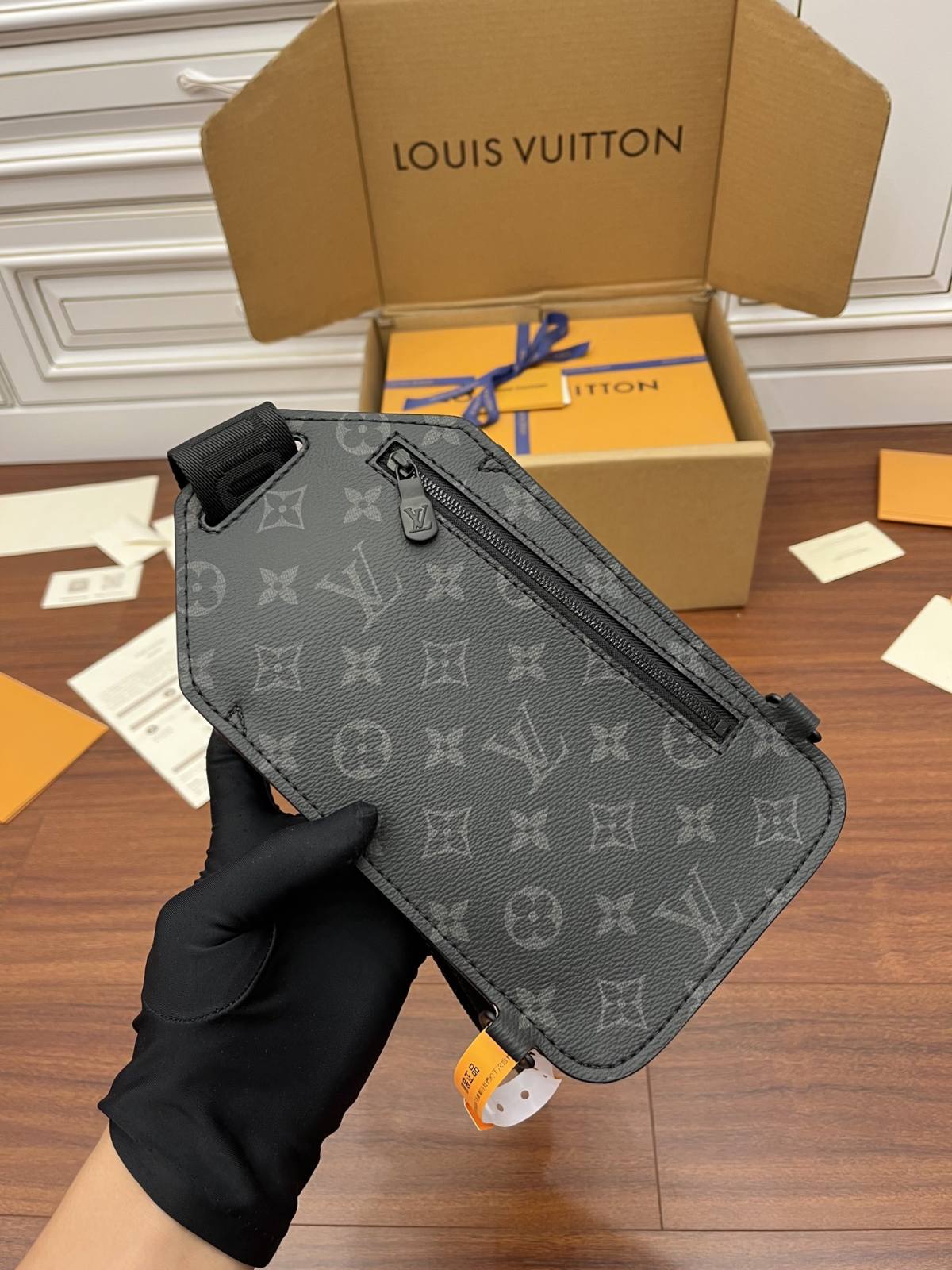 Ellebag Factory’s Replication Techniques for Louis Vuitton SAUMUR Shoulder Bag (M45912) – Monogram Eclipse Black-Umgangatho ogqwesileyo woMgangatho weFake weLouis Vuitton kwiVenkile ye-Intanethi, ibhegi yomyili weReplica ru