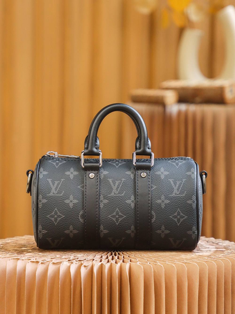 Ellebag Factory’s Replication Techniques for Louis Vuitton Keepall City XS Handbag (M45947)-ʻOi aku ka maikaʻi o ka ʻeke Louis Vuitton ʻeke hoʻopunipuni ma ka hale kūʻai pūnaewele, ʻeke hoʻolālā kope ru