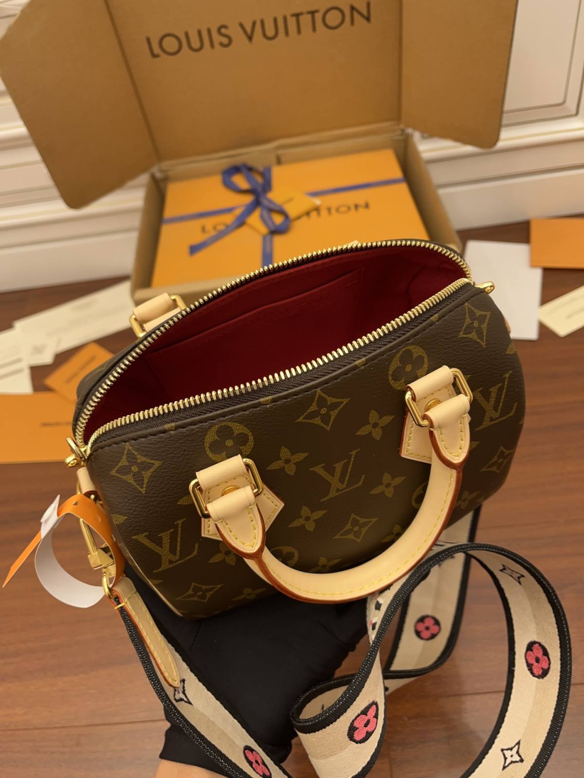 Ellebag Factory’s Replication Techniques for Louis Vuitton SPEEDY BANDOULIÈRE 20 Handbag (M45957) Apricot-Labing Maayo nga Kalidad nga Peke nga Louis Vuitton Bag Online Store, Replica designer bag ru