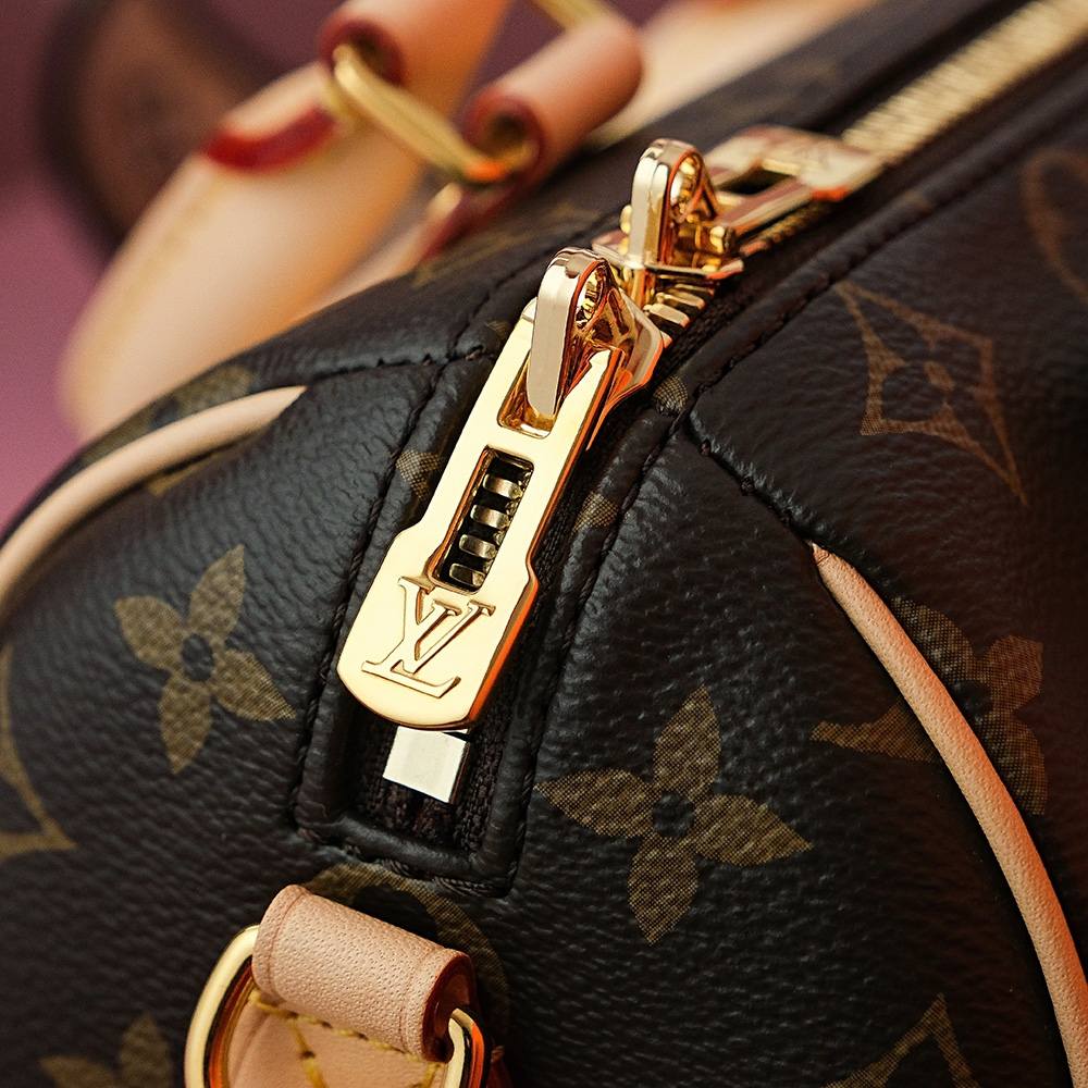 Ellebag Factory’s Replication Techniques for Louis Vuitton SPEEDY BANDOULIÈRE 20 Handbag (M45957) with Black Wide Shoulder Strap-Umgangatho ogqwesileyo woMgangatho weFake weLouis Vuitton kwiVenkile ye-Intanethi, ibhegi yomyili weReplica ru