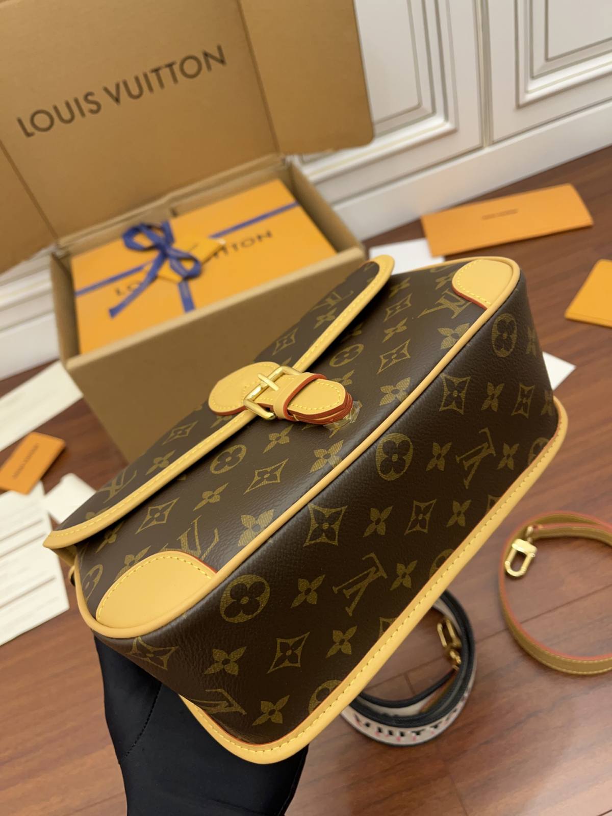 Ellebag Factory’s Replication Techniques for Louis Vuitton DIANE Handbag (M45985)-Dyqani në internet i çantave të rreme Louis Vuitton me cilësi më të mirë, çanta modeli kopje ru