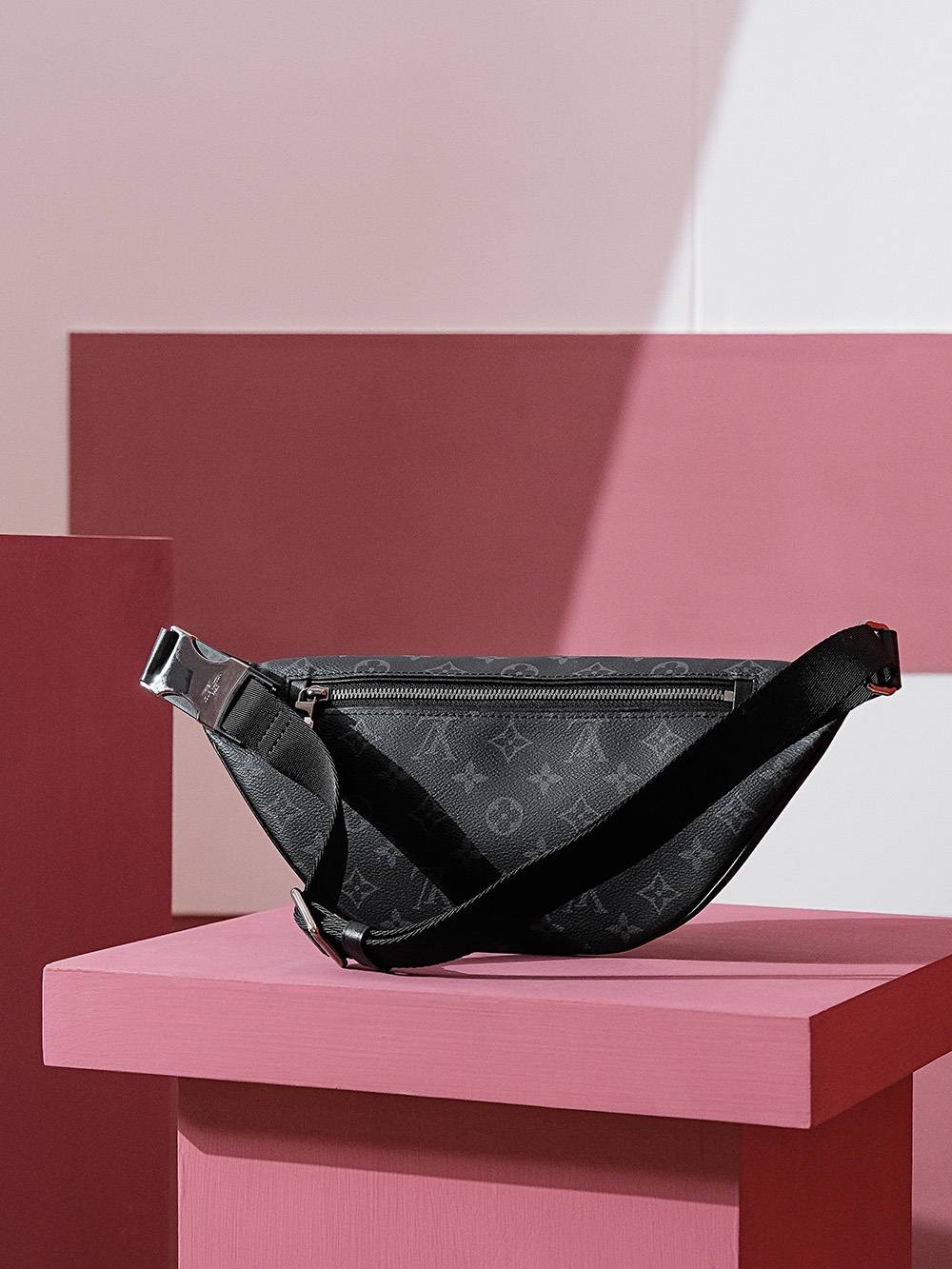 Ellebag Factory’s Replication Techniques for Louis Vuitton DISCOVERY Small Waist Bag (M46035) in Monogram Eclipse Black-最高品質の偽のルイヴィトンバッグオンラインストア、レプリカデザイナーバッグru