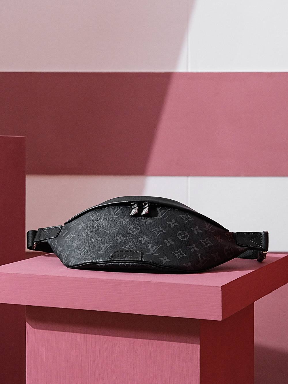 Ellebag Factory’s Replication Techniques for Louis Vuitton DISCOVERY Small Waist Bag (M46035) in Monogram Eclipse Black-Beste Qualität gefälschte Louis Vuitton-Taschen Online-Shop, Replik-Designer-Tasche ru