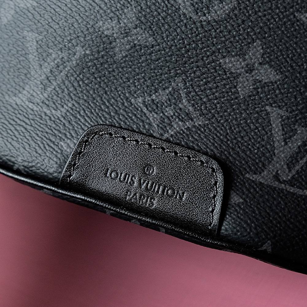 Ellebag Factory’s Replication Techniques for Louis Vuitton DISCOVERY Small Waist Bag (M46035) in Monogram Eclipse Black-Best Quality adịgboroja Louis vuitton akpa Online Store, oyiri mmebe akpa ru