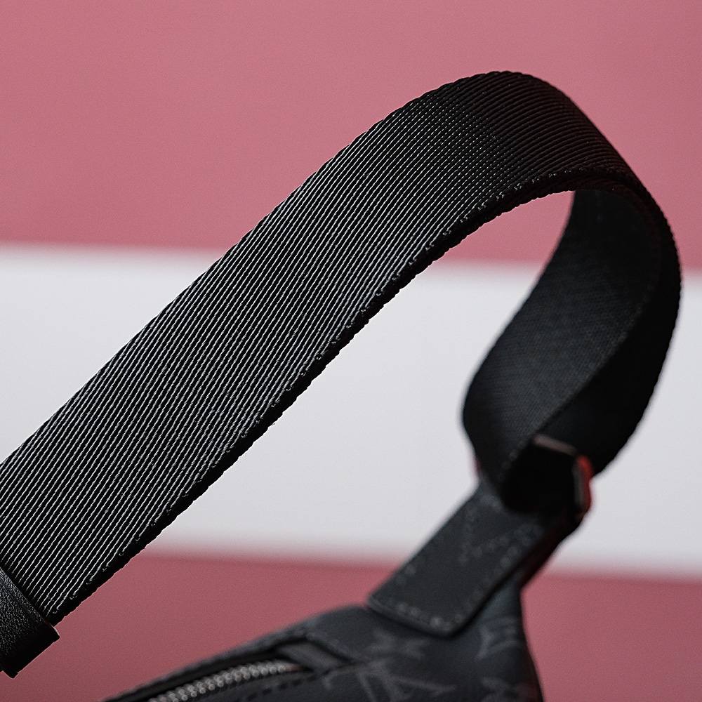 Ellebag Factory’s Replication Techniques for Louis Vuitton DISCOVERY Small Waist Bag (M46035) in Monogram Eclipse Black-最高品質の偽のルイヴィトンバッグオンラインストア、レプリカデザイナーバッグru