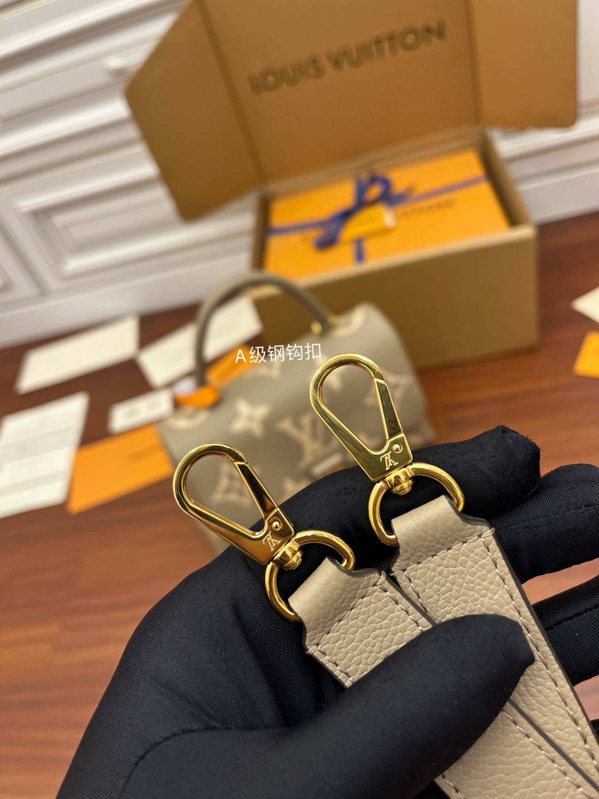 Ellebag Factory’s Replication Techniques for Louis Vuitton M46041 Bicolor Embossed Grained Calfskin Madeleine Medium Handbag-Legjobb minőségű hamis Louis Vuitton táska online áruház, replika designer táska ru