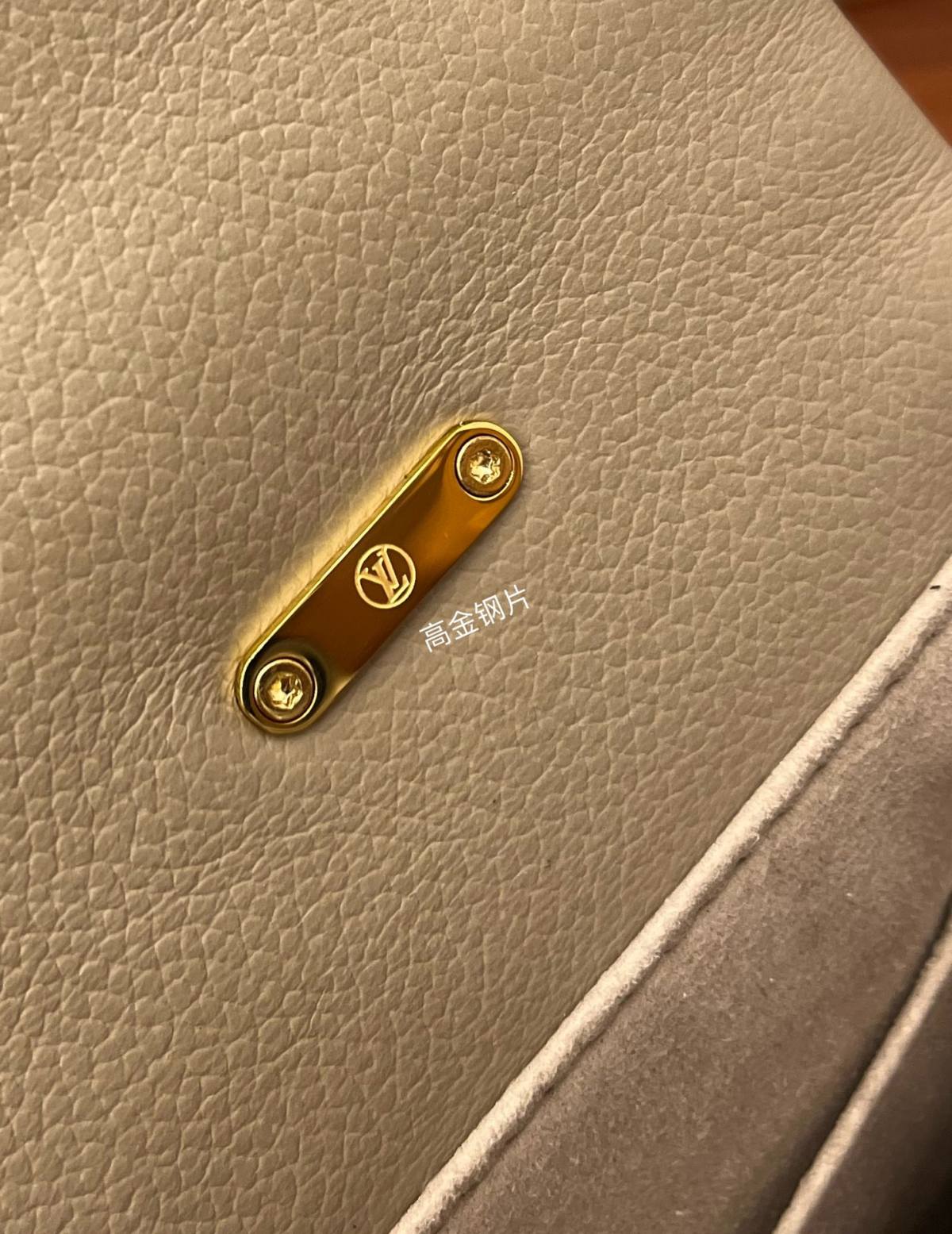 Ellebag Factory’s Replication Techniques for Louis Vuitton M46041 Bicolor Embossed Grained Calfskin Madeleine Medium Handbag-Bedste kvalitet Fake Louis Vuitton Bag Online Store, Replica designer bag ru