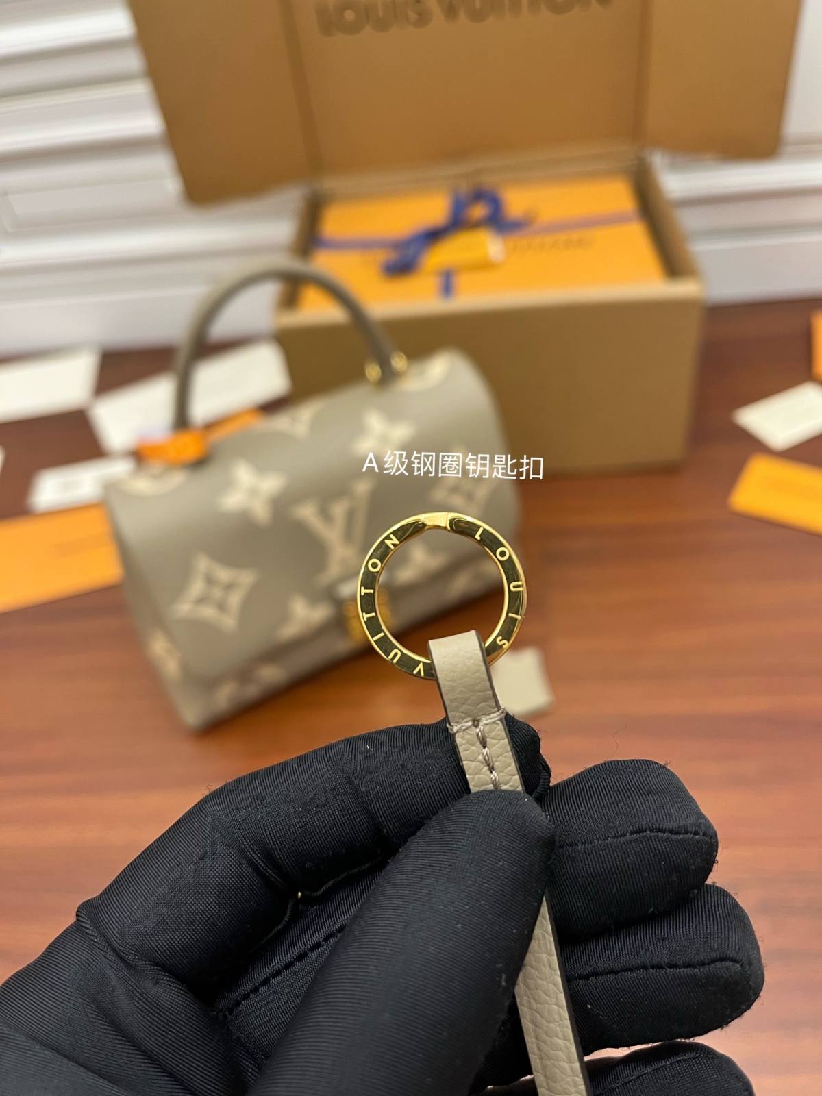 Ellebag Factory’s Replication Techniques for Louis Vuitton M46041 Bicolor Embossed Grained Calfskin Madeleine Medium Handbag-Интернет-магазин поддельной сумки Louis Vuitton лучшего качества, копия дизайнерской сумки ru