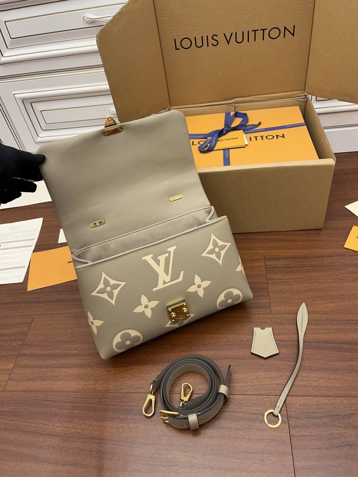 Ellebag Factory’s Replication Techniques for Louis Vuitton M46041 Bicolor Embossed Grained Calfskin Madeleine Medium Handbag-Legjobb minőségű hamis Louis Vuitton táska online áruház, replika designer táska ru