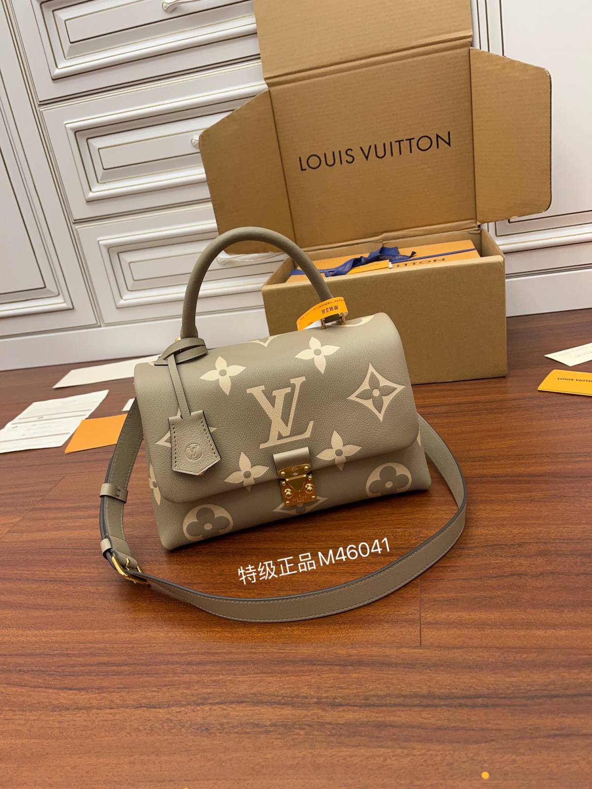 Ellebag Factory’s Replication Techniques for Louis Vuitton M46041 Bicolor Embossed Grained Calfskin Madeleine Medium Handbag-Tienda en línea de bolsos Louis Vuitton falsos de la mejor calidad, réplica de bolsos de diseño ru