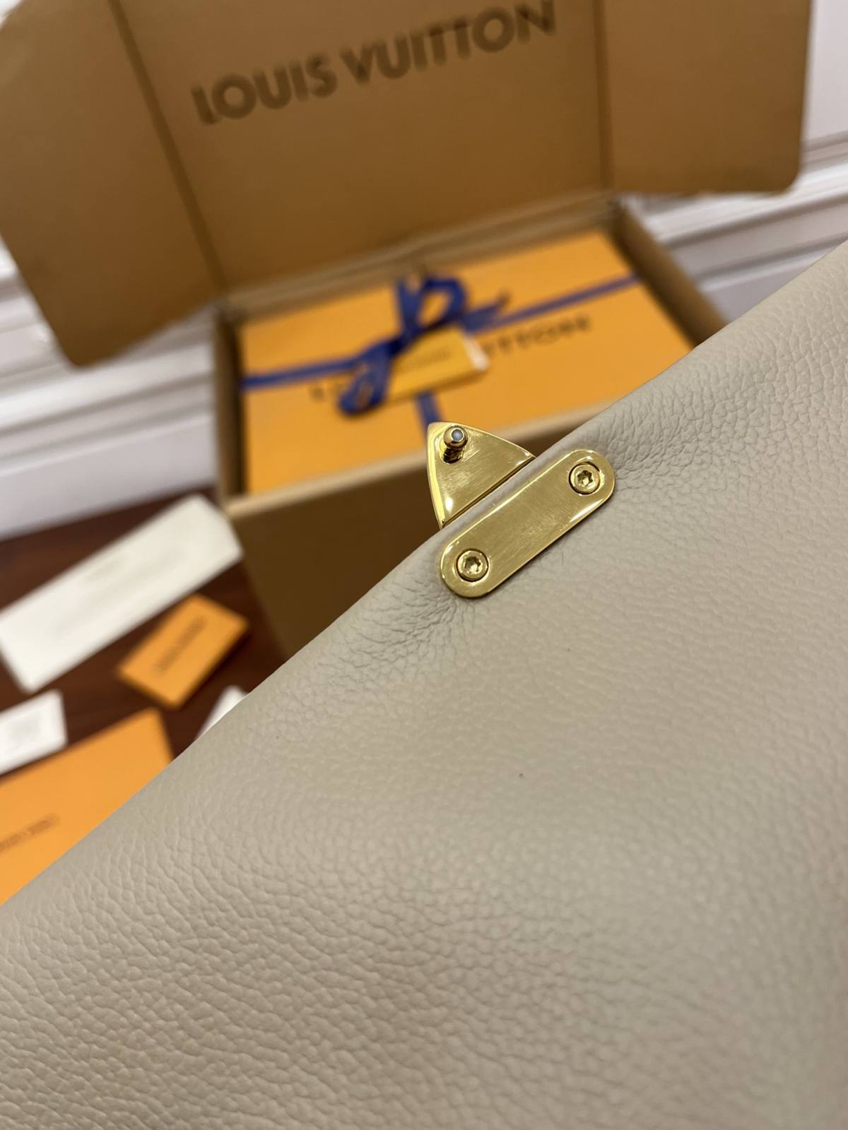 Ellebag Factory’s Replication Techniques for Louis Vuitton M46041 Bicolor Embossed Grained Calfskin Madeleine Medium Handbag-Bedste kvalitet Fake Louis Vuitton Bag Online Store, Replica designer bag ru