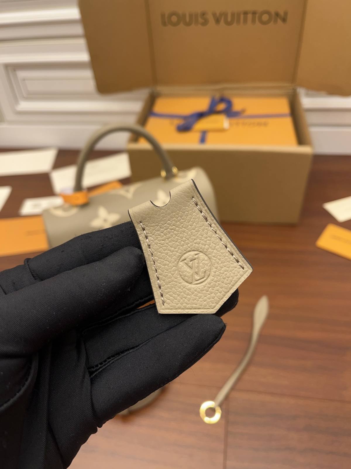 Ellebag Factory’s Replication Techniques for Louis Vuitton M46041 Bicolor Embossed Grained Calfskin Madeleine Medium Handbag-Legjobb minőségű hamis Louis Vuitton táska online áruház, replika designer táska ru