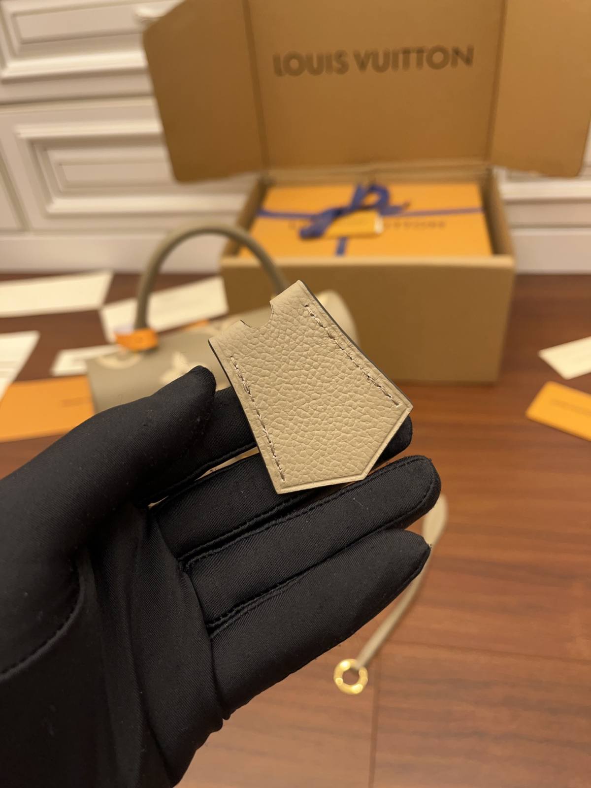 Ellebag Factory’s Replication Techniques for Louis Vuitton M46041 Bicolor Embossed Grained Calfskin Madeleine Medium Handbag-Paras laatu väärennetty Louis Vuitton laukku verkkokauppa, replika suunnittelija laukku ru