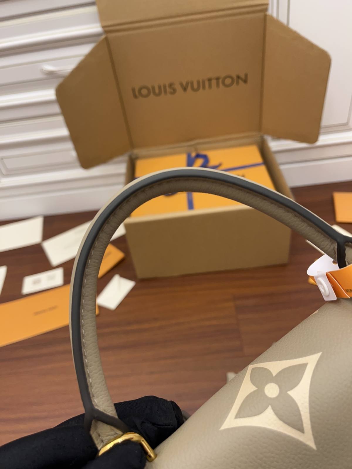 Ellebag Factory’s Replication Techniques for Louis Vuitton M46041 Bicolor Embossed Grained Calfskin Madeleine Medium Handbag-Bedste kvalitet Fake Louis Vuitton Bag Online Store, Replica designer bag ru