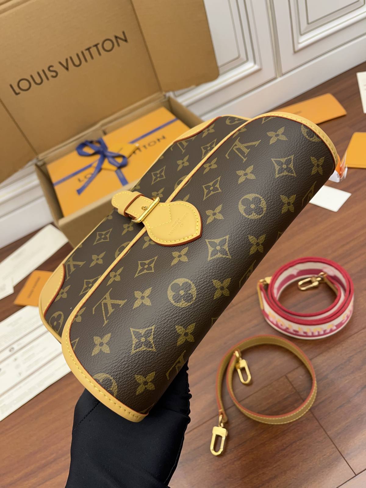 Ellebag Factory’s Replication Techniques for Louis Vuitton DIANE Handbag (M46049) Magenta-Negozio in linea della borsa falsa di Louis Vuitton di migliore qualità, borsa del progettista della replica ru