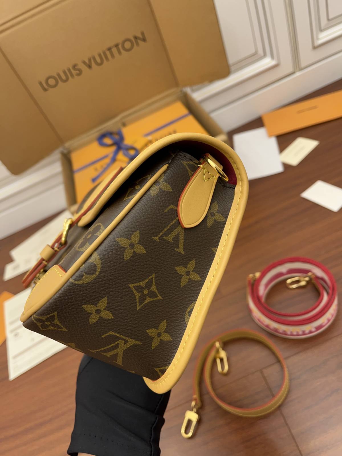 Ellebag Factory’s Replication Techniques for Louis Vuitton DIANE Handbag (M46049) Magenta-Legjobb minőségű hamis Louis Vuitton táska online áruház, replika designer táska ru