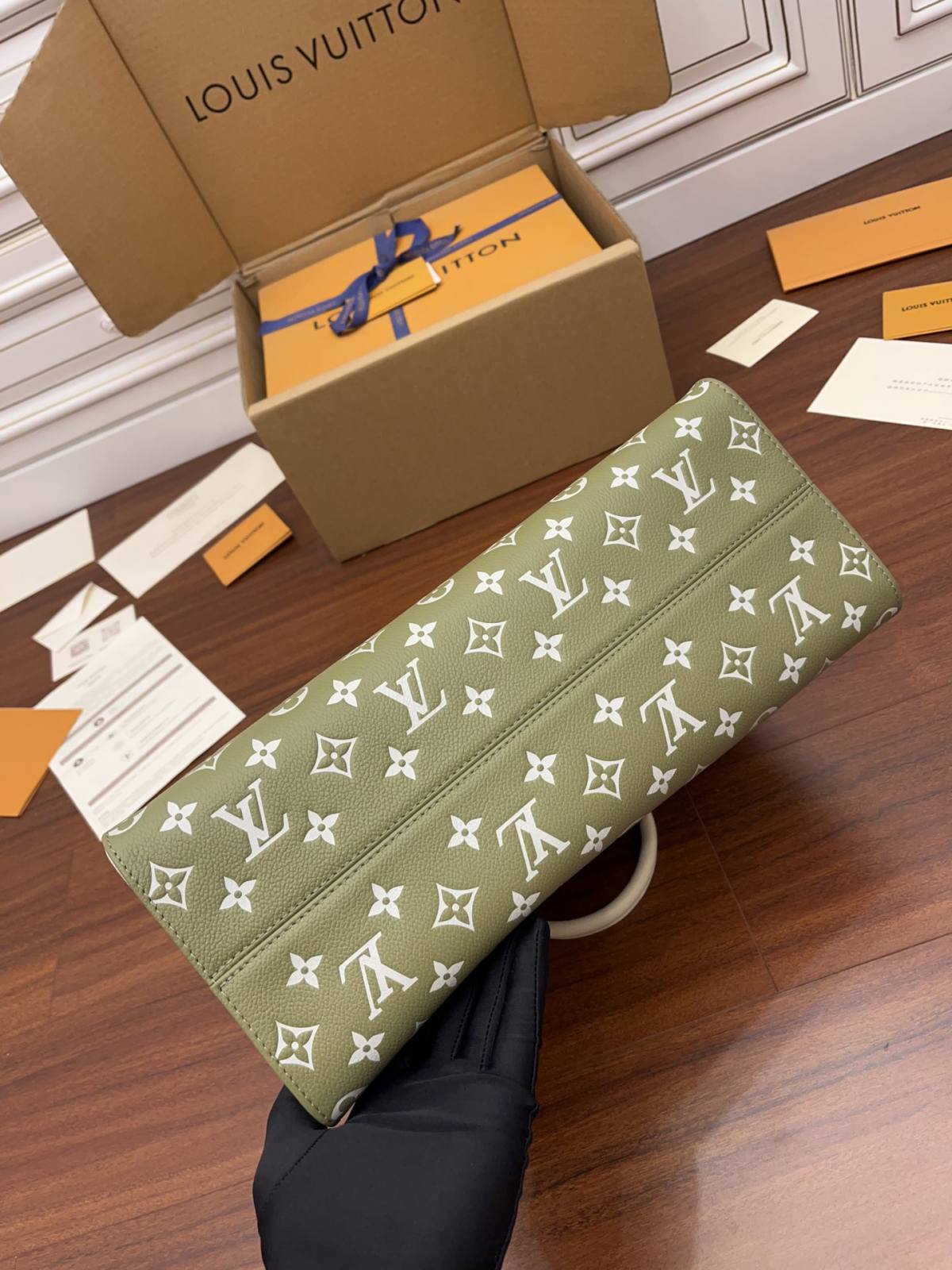 Ellebag Factory’s Replication Techniques for Louis Vuitton Onthego Medium Handbag (M46060) in Green-Paras laatu väärennetty Louis Vuitton laukku verkkokauppa, replika suunnittelija laukku ru