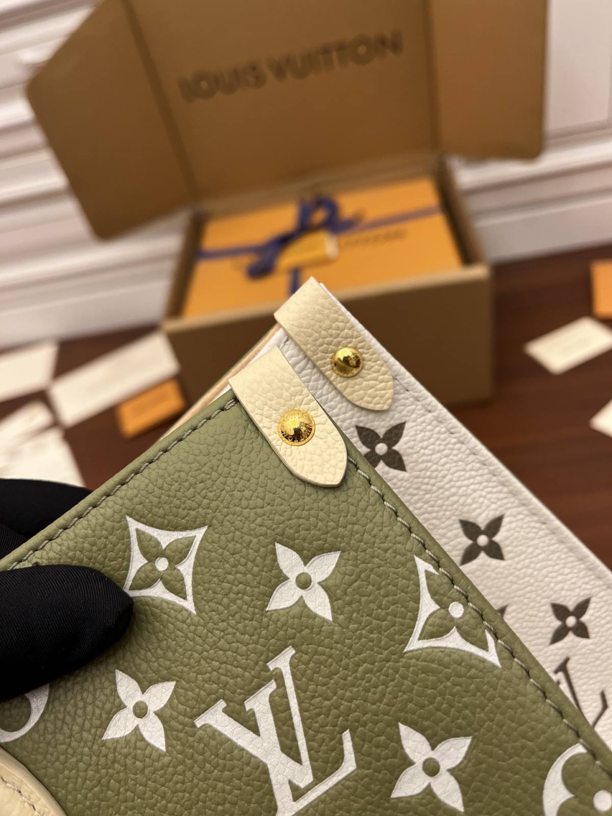 Ellebag Factory’s Replication Techniques for Louis Vuitton Onthego Medium Handbag (M46060) in Green-Best Quality Fake Louis Vuitton Bag Online Store, Replica designer bag ru