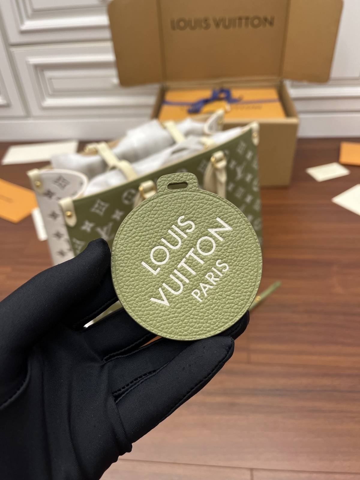 Ellebag Factory’s Replication Techniques for Louis Vuitton Onthego Medium Handbag (M46060) in Green-Legjobb minőségű hamis Louis Vuitton táska online áruház, replika designer táska ru