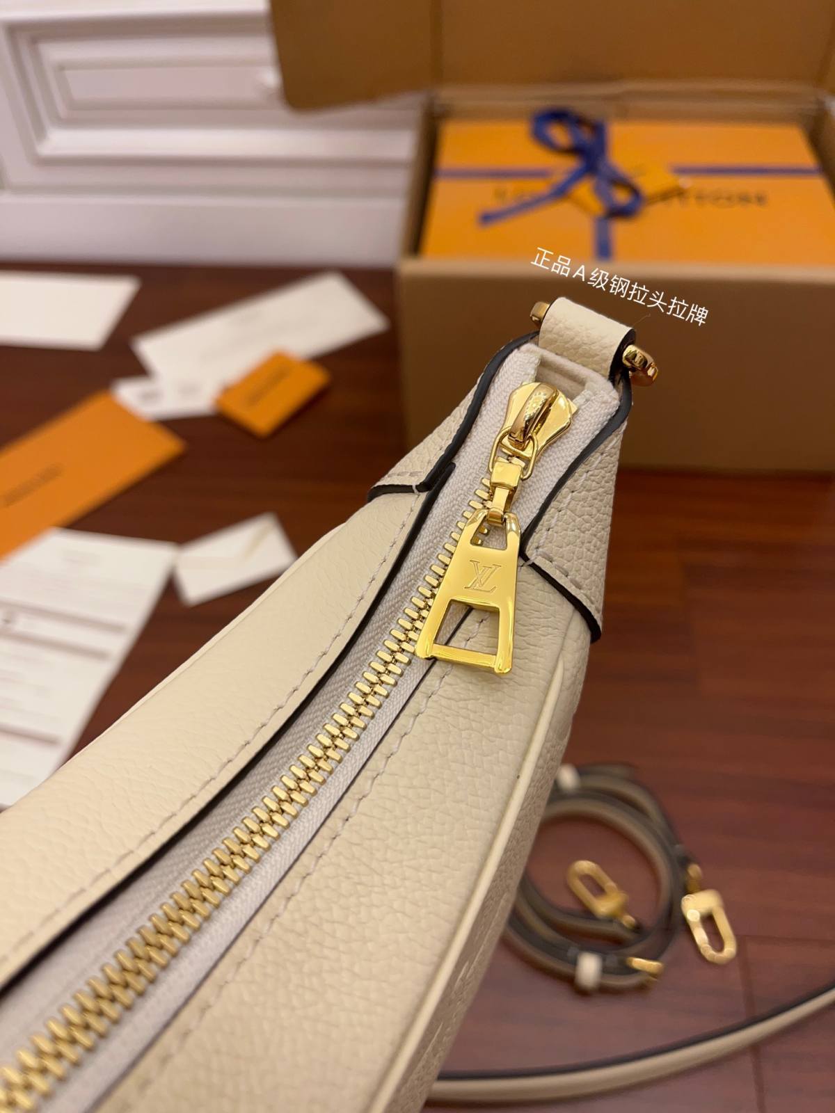 Ellebag Factory’s Replication Techniques for Louis Vuitton BAGATELLE Handbag (M46099) in White-Duka la Mtandaoni la Begi Bandia ya Louis Vuitton ya Ubora, Begi la wabuni wa Replica ru