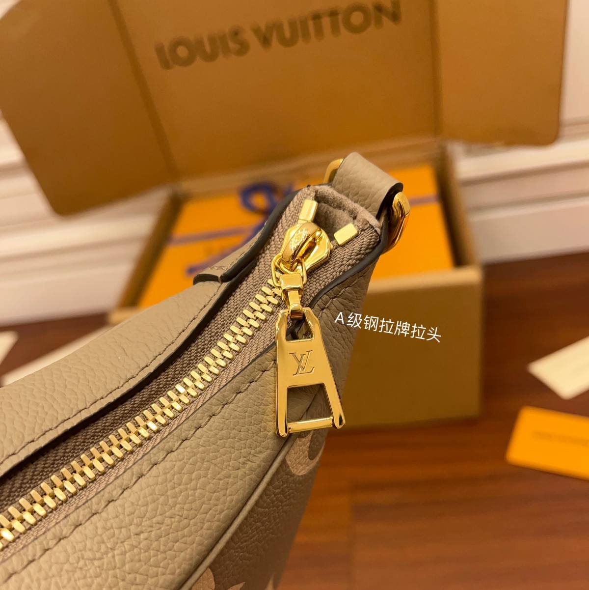 Ellebag Factory Replication Techniques for Louis Vuitton M46112 Grey Silk Print Bagatelle Handbag-Լավագույն որակի կեղծ Louis Vuitton պայուսակների առցանց խանութ, Replica դիզայներական պայուսակ ru