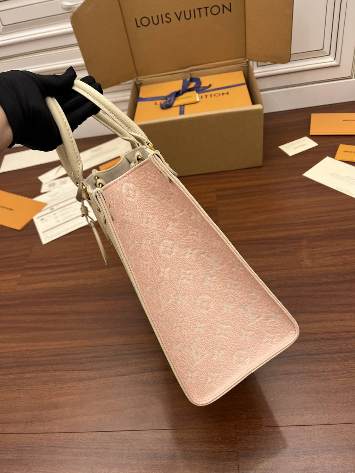 Ellebag Factory Replication Techniques for Louis Vuitton ONTHEGO Medium Handbag (M46128) Pink-Best Quality Replica designer Bag factory in China