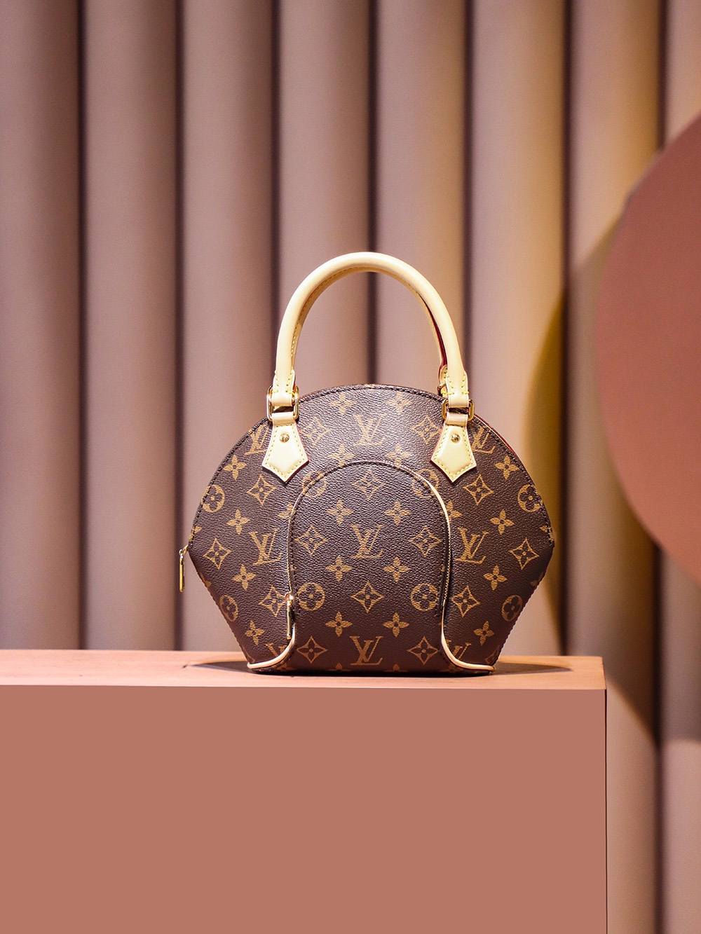 Ellebag Factory Replication Techniques for Louis Vuitton Ellipse Small Handbag (M46196)-Шилдэг чанарын хуурамч Louis Vuitton цүнх онлайн дэлгүүр, Replica дизайнер цүнх ru