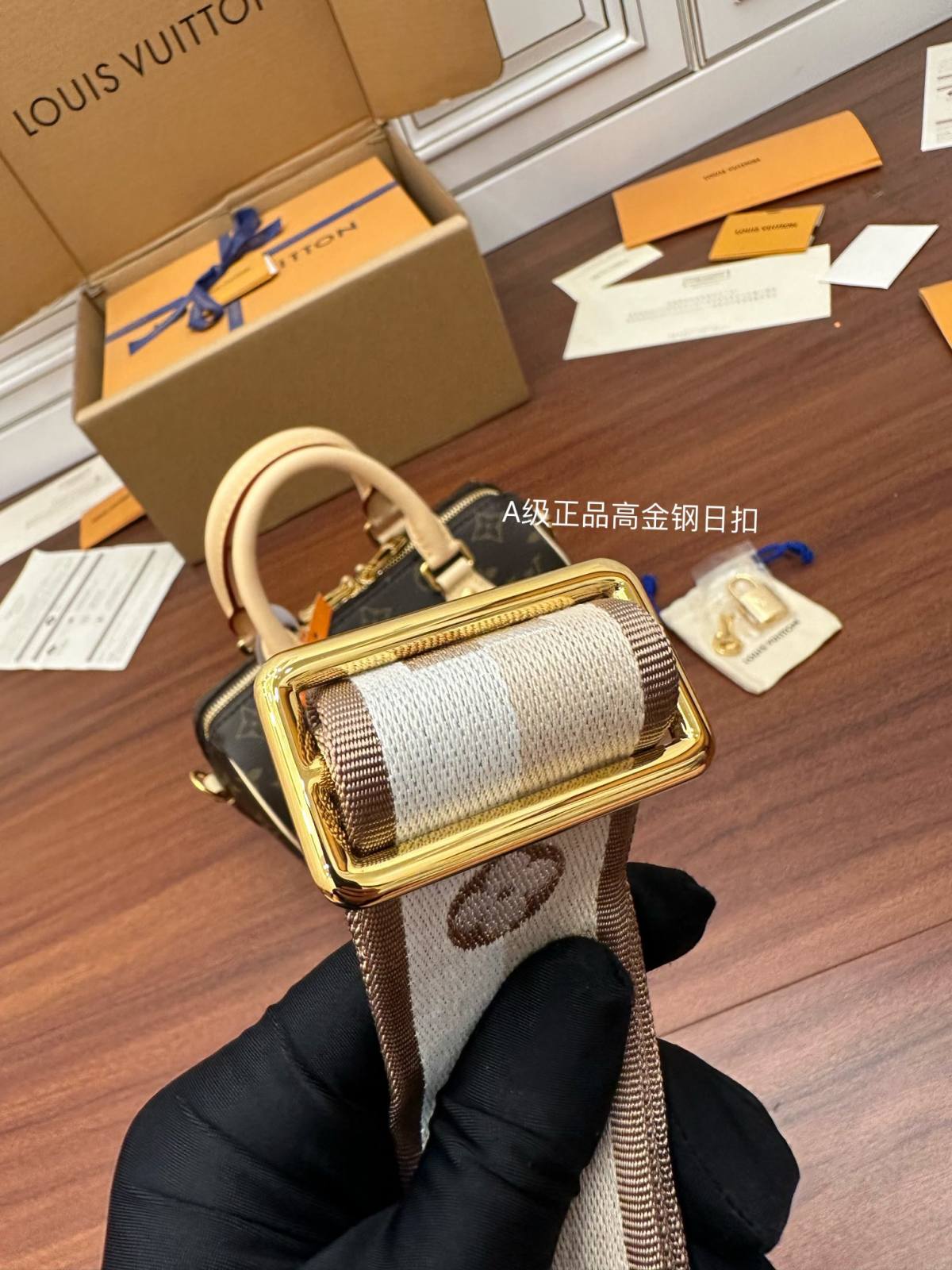 Ellebag Factory Replication Techniques for Louis Vuitton Speedy Bandoulière 20 Handbag (M46222)-Labākās kvalitātes viltotās Louis Vuitton somas tiešsaistes veikals, dizaineru somas kopija ru