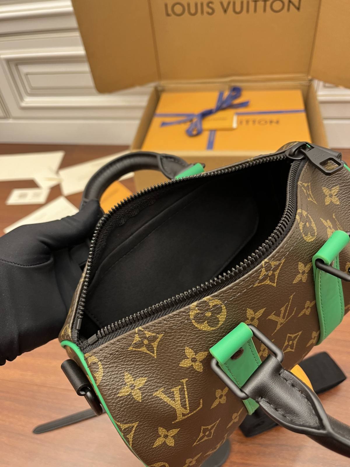 Ellebag Factory Replication Techniques for Louis Vuitton KEEPALL BANDOULIÈRE 25 Handbag (M46249) – Green-Best Quality Replica designer Bag factory in China