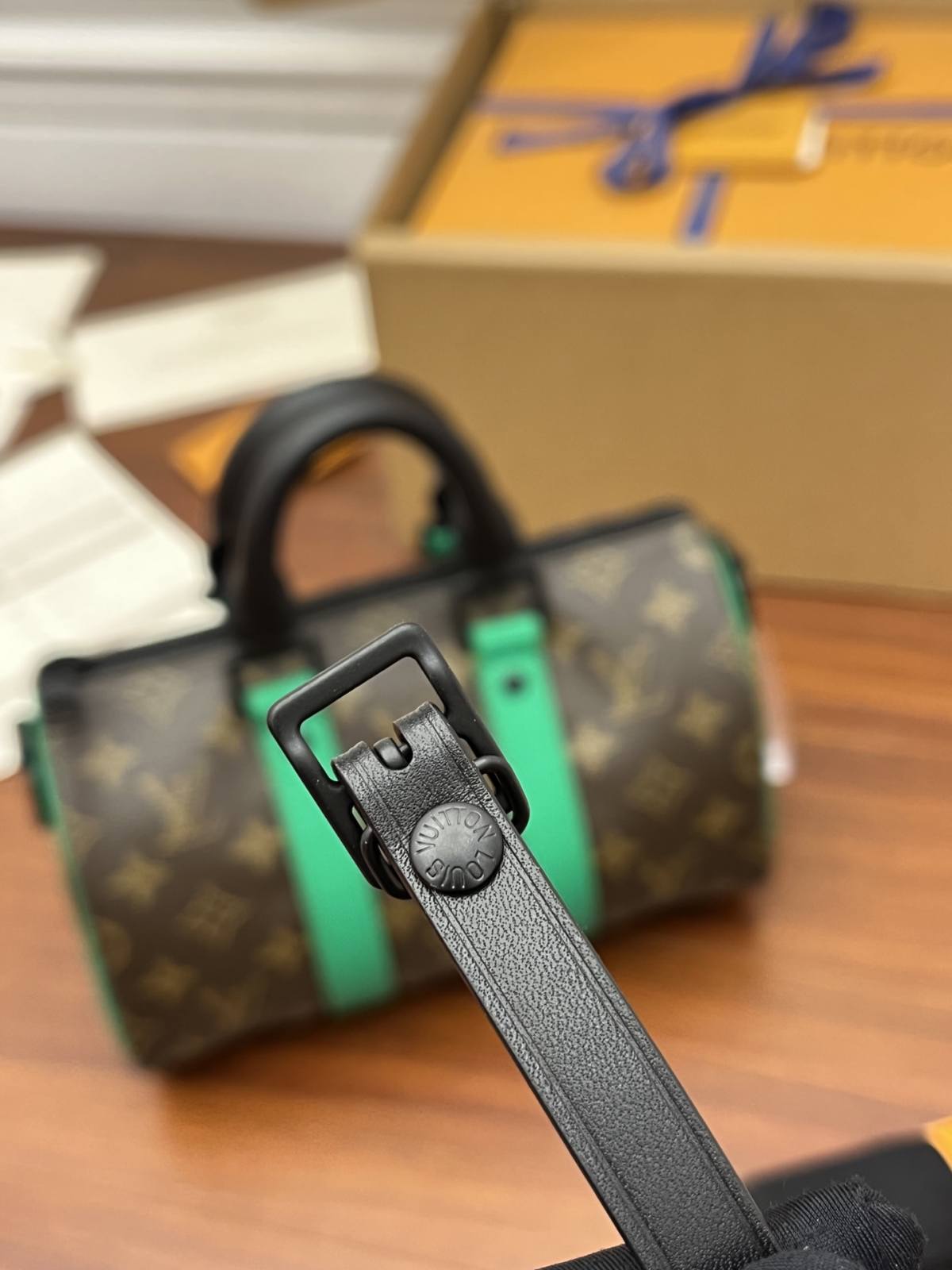 Ellebag Factory Replication Techniques for Louis Vuitton KEEPALL BANDOULIÈRE 25 Handbag (M46249) – Green-Best Quality adịgboroja Louis vuitton akpa Online Store, oyiri mmebe akpa ru