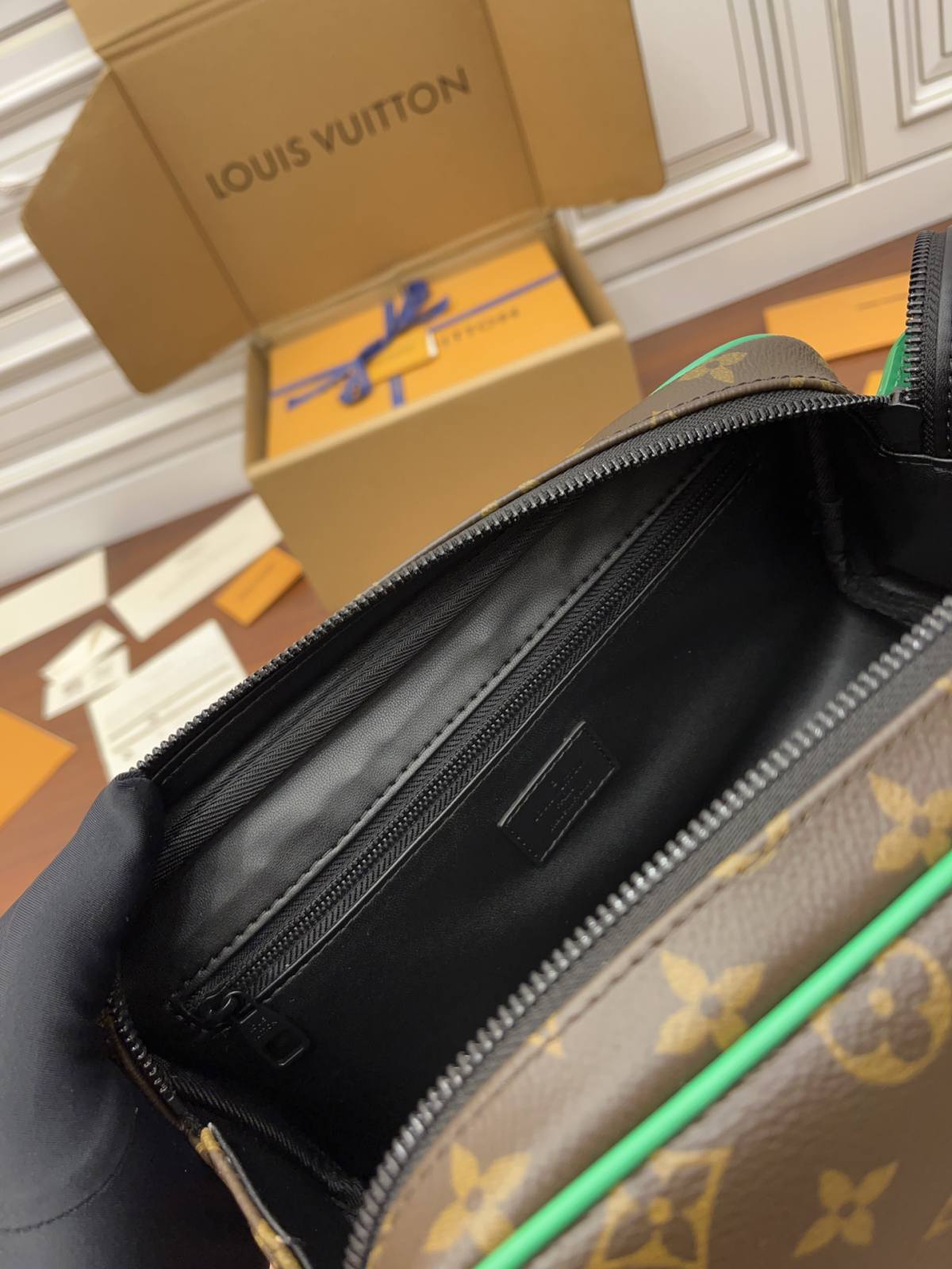 Ellebag Factory Replication Techniques for Louis Vuitton DOPP KIT Toiletry Bag (M46253) – Green Monogram Macassar Canvas-Labākās kvalitātes viltotās Louis Vuitton somas tiešsaistes veikals, dizaineru somas kopija ru