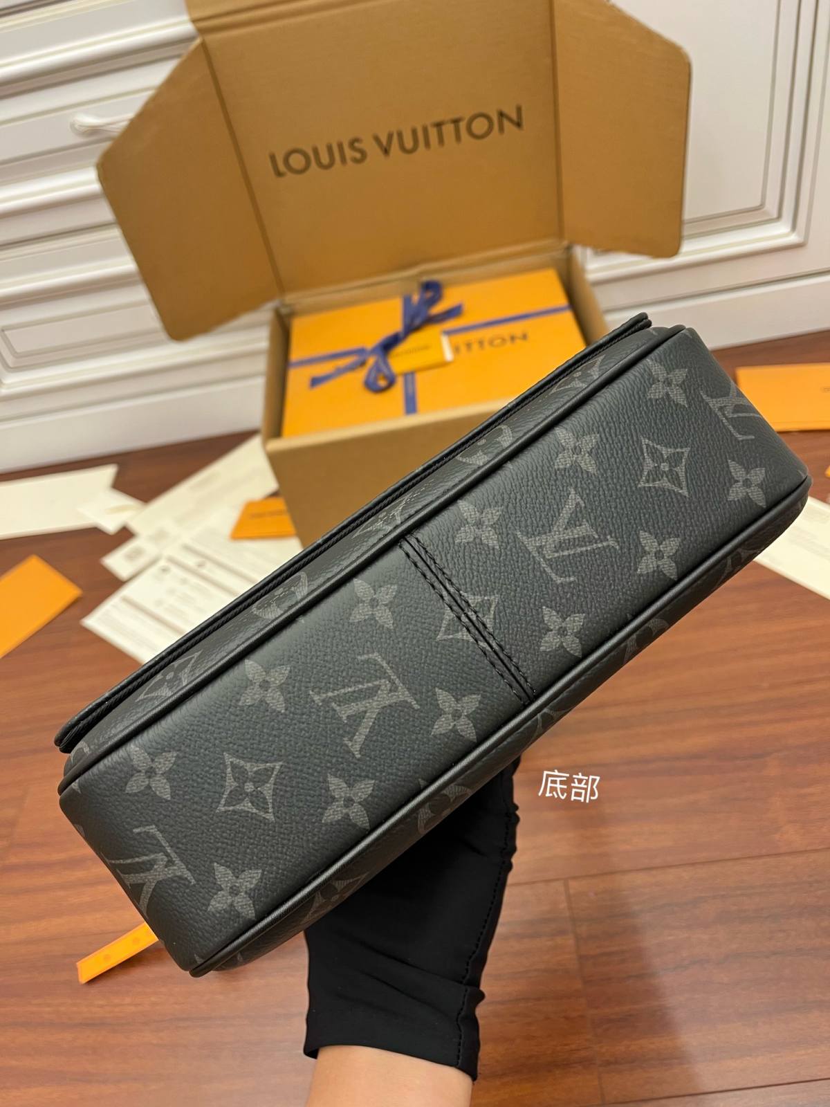 Ellebag Factory Replication Techniques for Louis Vuitton DISTRICT Small Messenger Bag (M46255) – Monogram Eclipse Black-Molemo ka ho Fetisisa Lebenkele la Lebenkele la Marang-rang la Fake Louis Vuitton, Replica designer bag ru