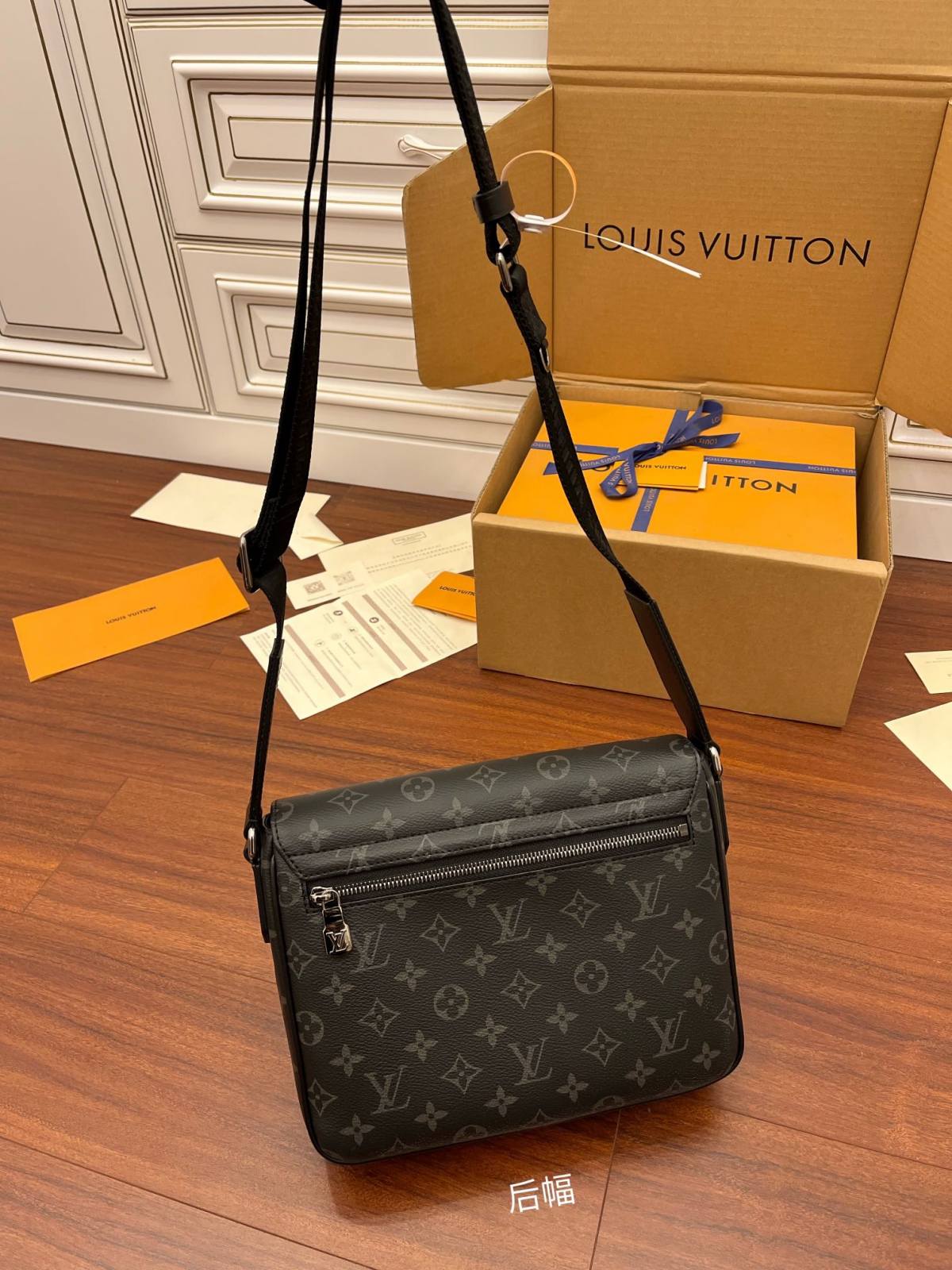 Ellebag Factory Replication Techniques for Louis Vuitton DISTRICT Small Messenger Bag (M46255) – Monogram Eclipse Black-Nejkvalitnější falešná taška Louis Vuitton Online Store, Replica designer bag ru