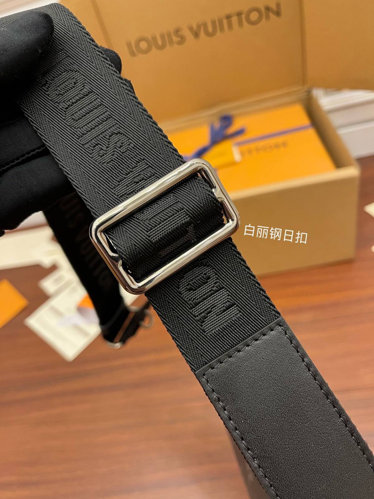 Ellebag Factory Replication Techniques for Louis Vuitton DISTRICT Small Messenger Bag (M46255) – Monogram Eclipse Black-最好的質量假路易威登包網上商店，複製設計師包 ru