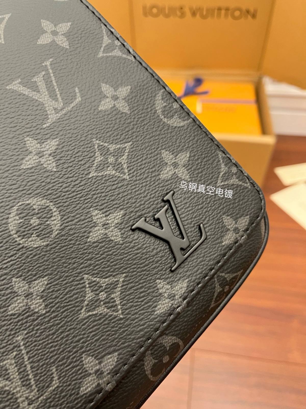 Ellebag Factory Replication Techniques for Louis Vuitton DISTRICT Small Messenger Bag (M46255) – Monogram Eclipse Black-Tulaga sili ona lelei Fake Louis Vuitton Bag Faleoloa i luga ole laiga, Replica designer bag ru