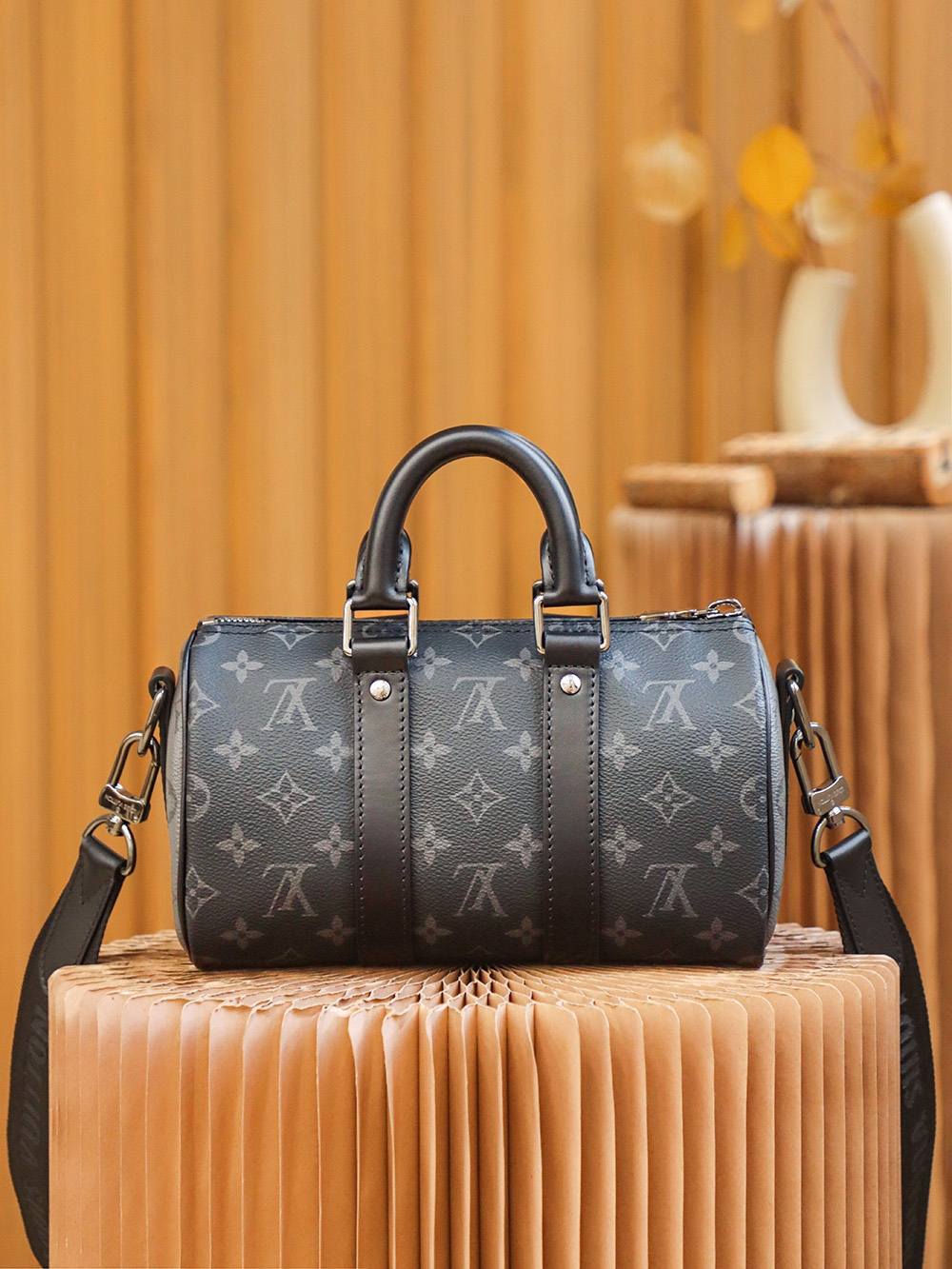 Ellebag Factory Replication Techniques for Louis Vuitton M46271 Monogram Eclipse Black Keepall 25 Handbag-Beste kwaliteit nep Louis Vuitton tas online winkel, replica designer tas ru